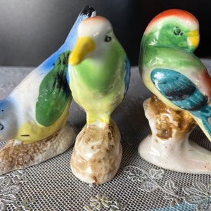 Zestaw figurek kolekcjonerskich Japan Bird Vintage Bird Knick Knack, 3 sztuki, porcelanowa papuga