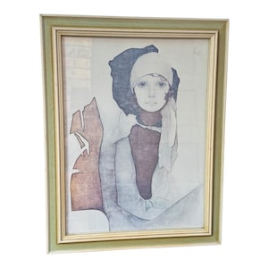 Puede incluir: Obra de arte enmarcada que presenta un retrato de una persona con una calidad suave y etérea. La obra de arte es principalmente en tonos de azul, gris y marrón, con un marco verde claro. El sujeto lleva un tocado y una prenda drapeada.