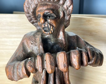 Figura popolare intagliata del suonatore di fisarmonica - Scultura figurativa in legno vintage fatta a mano di un uomo in piedi