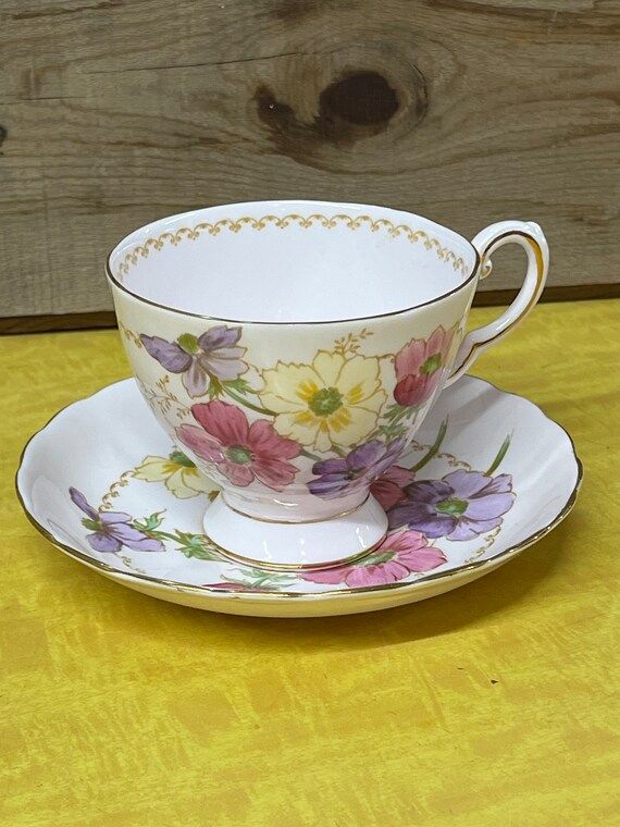 Toskanisch, Teetasse und Untertasse, handbemalt, Teetasse, Blumen Vintage Pastel Wilde Blumen Cosmos