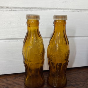 Coca Cola, Bernstein Flasche, Promo, Glas, Salz und Pfefferstreuer, Werbung, Neuheit, Retro, Mini Flaschen, Vintage, Cola, Sammlerstück