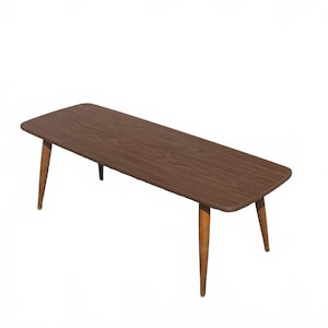 Peut inclure: Une table basse rectangulaire avec une finition en grain de bois brun foncé sur la surface supérieure. La table présente quatre pieds en bois clair effilés qui s'inclinent vers l'extérieur, offrant une base stable au plateau plat et lisse.