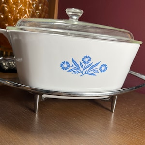 Corning Ware 1960 braadpan met chromen standaard korenbloem blauwe ui vintage bakvormen handvathouder