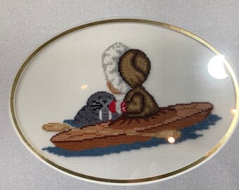 イヌイットアート　セイウチ？ ヴィンテージ額入り刺繍：イヌイットの子供とセイウチのアートワーク