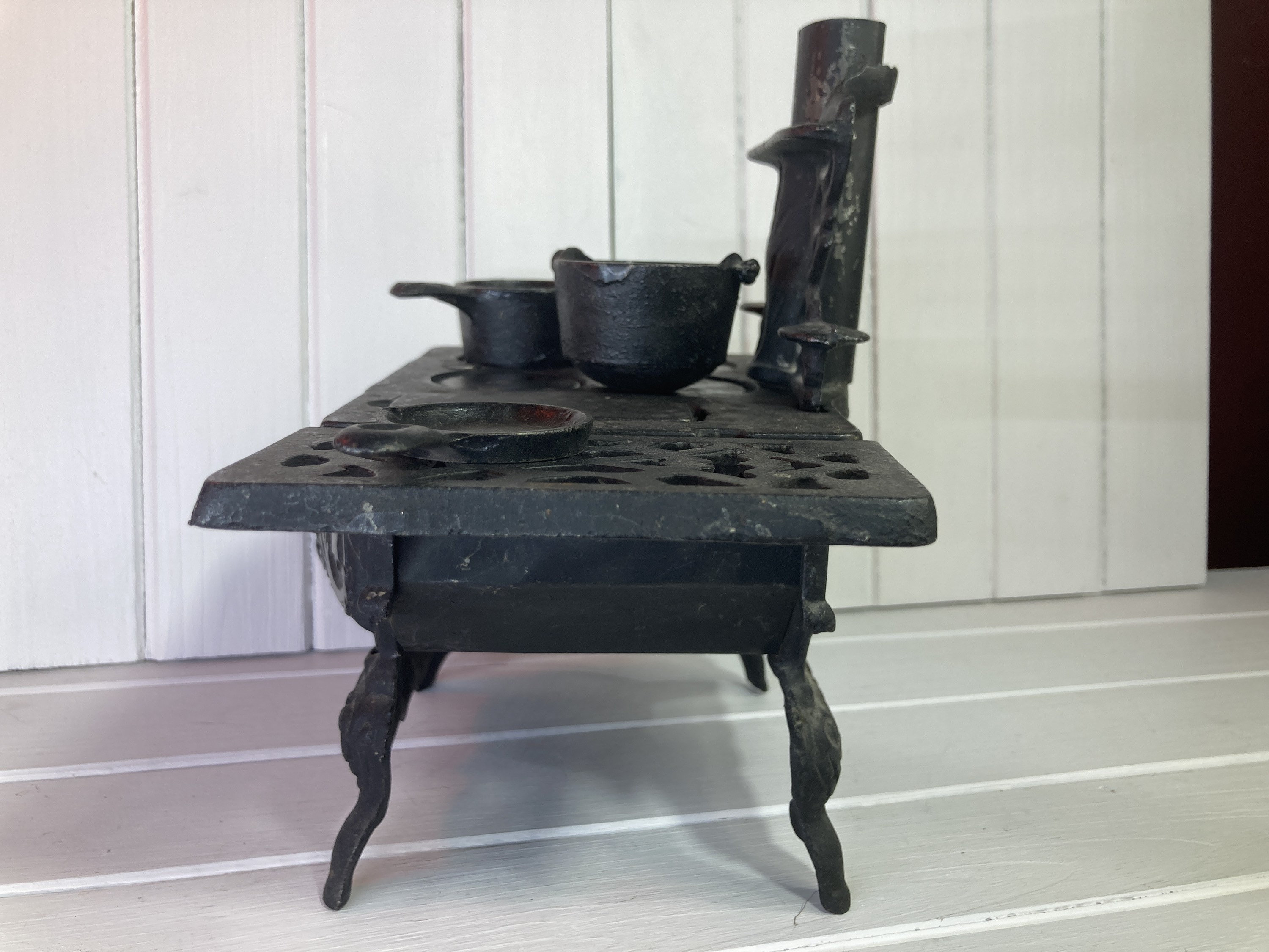 American Antique Miniature Cast Iron Stove W/ Pots & Pans #4832