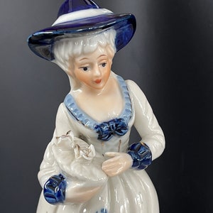 Lady Figur Vintage Blau und Weiß Korb Blume Statue Blue Flow Porzellan
