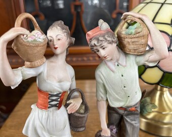 Paar beeldjes man/vrouw dragen manden bloemen biscuit beeldje vintage Lenwile Ardalt Verithin