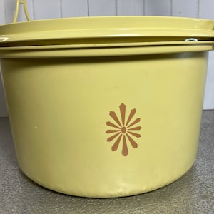 Vintage TUPPERWARE Cake Round Cake Carrier Made in Canada 683 684 Server  Mustard Yellow Gold Base Sheer Dome 12 Inches 