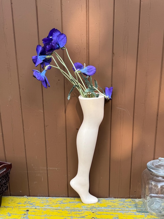ヴィンテージ風フラワーパターンマネキン ヴィンテージマネキン脚花瓶：キッチュなノベルティ装飾、ニューヨーク