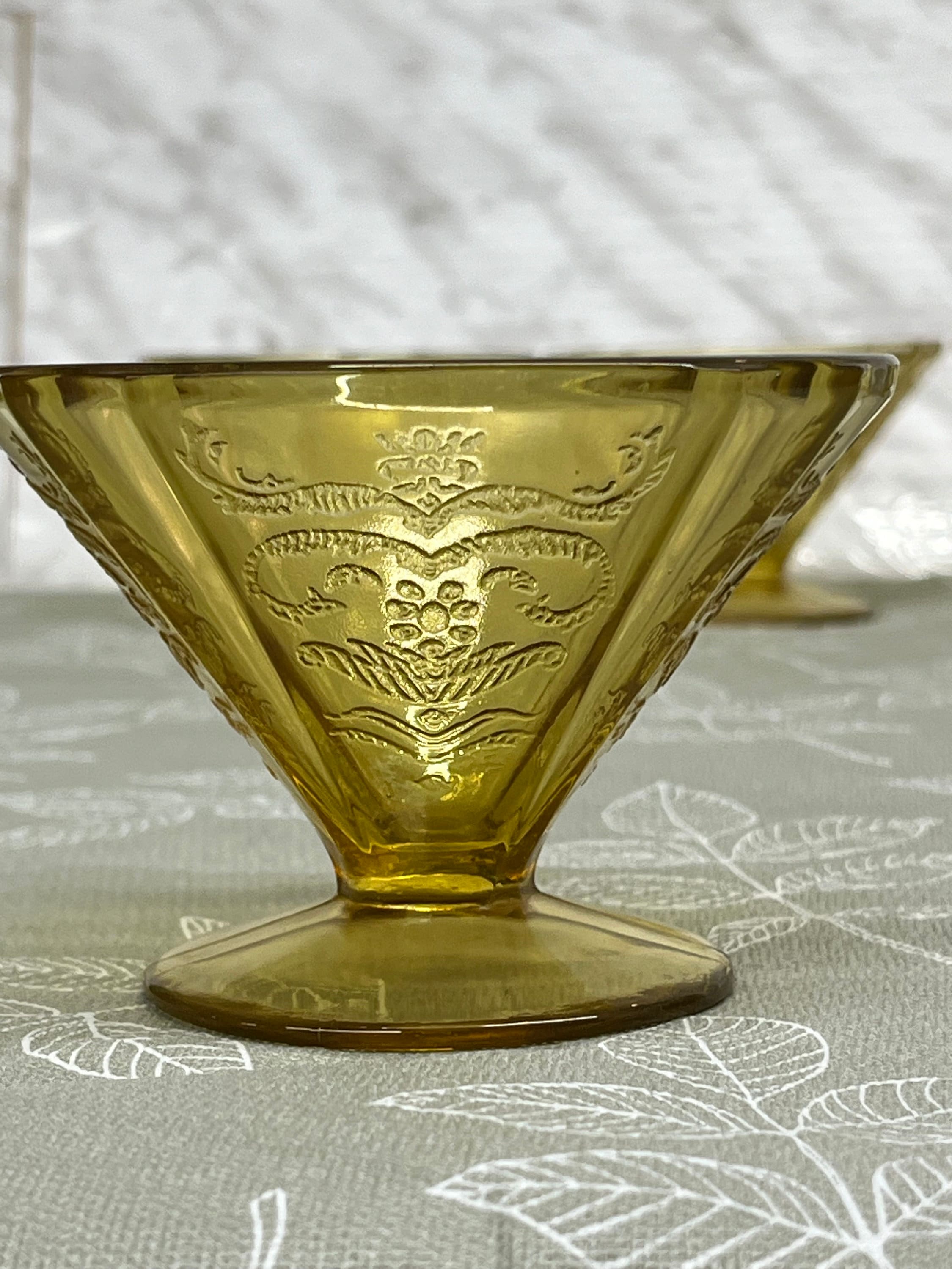 フェデラル マドリード アンバー デプレッション ガラス 円錐形 脚付き