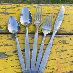 COUNTRY CHRISTMAS Vintage Stainless Steel Plastic Handle Flatware Set  Silverware Spoons Forks Retro 7 Place Settings Extras Taiwan 1990s 