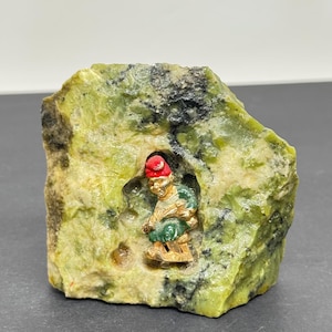 Glücklicher Kobold Echter Connemara Marmor Miniatur Figur Rock Glücksbringer Vintage Irland geschnitztes Rock-Souvenir