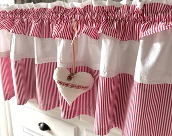 Panel curtain in red and white stripes for a Christmas country house