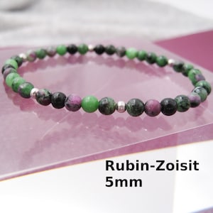Könnte beinhalten: Ein grünes, pinkfarbenes und schwarzes Edelstein-Armband mit silbernen Perlen. Das Armband besteht aus 5 mm großen Perlen und heißt "Rubin-Zoisit".
