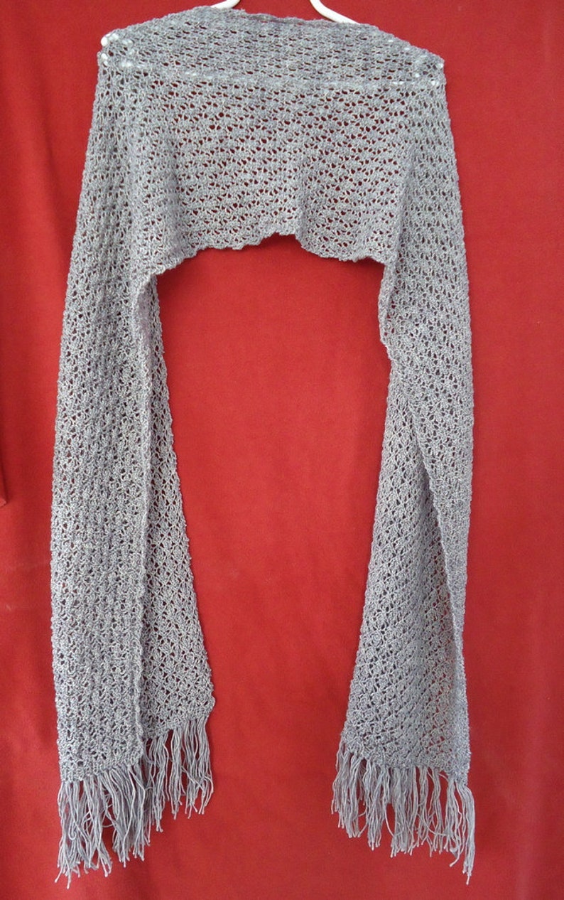handgestrickter grauer Schal aus Merinowolle mit Lochmuster Bild 1