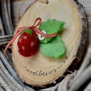 Wooden disc strawberry sweet image 1