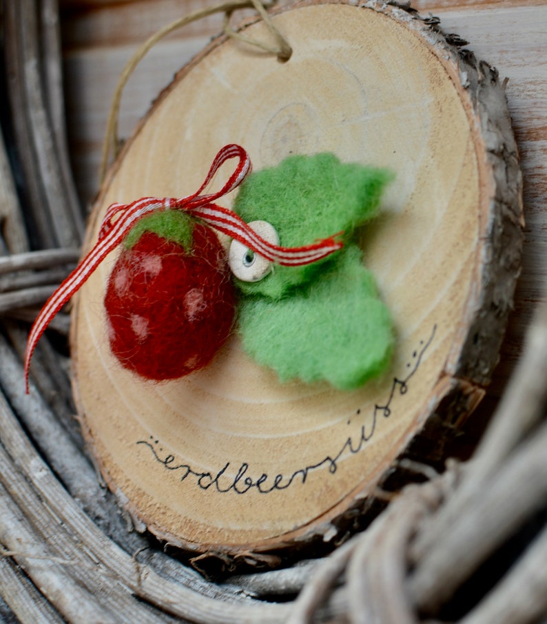 Wooden disc strawberry sweet image 1