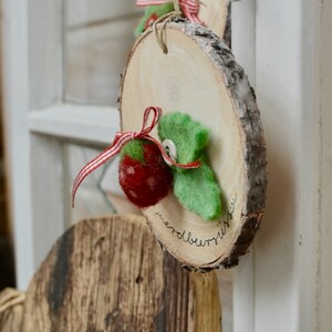 Wooden disc strawberry sweet image 3