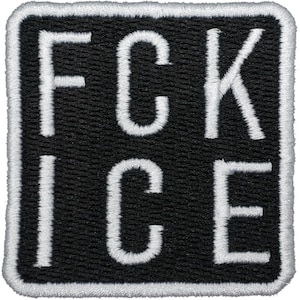 Puede incluir: Un parche cuadrado negro con texto bordado blanco "FCK ICE". El parche tiene un borde blanco y está diseñado para ser cosido o planchado en ropa o accesorios.
