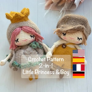 Könnte beinhalten: Zwei handgefertigte Häkelpuppen: eine Prinzessin mit goldener Krone und rosa Haaren und ein Junge in gelben Latzhosen. Die Puppen halten sich an den Händen. Der Text auf dem Bild lautet "Crochet Pattern 2-in-1 Little Princess & Boy."