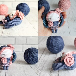 K&ouml;nnte beinhalten: Eine geh&auml;kelte Amigurumi-Hasenpuppe aus rosa und blauem Garn. Der Hase hat ein wei&szlig;es Gesicht mit geschlossenen Augen und eine rosa Blume auf dem Kopf. Der Hase tr&auml;gt ein rosa und blaues Kleid und hat blaue und wei&szlig;e Tupfenohren.