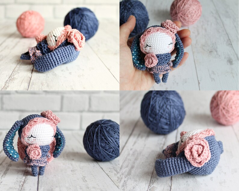 K&ouml;nnte beinhalten: Eine geh&auml;kelte Amigurumi-Hasenpuppe aus rosa und blauem Garn. Der Hase hat ein wei&szlig;es Gesicht mit geschlossenen Augen und eine rosa Blume auf dem Kopf. Der Hase tr&auml;gt ein rosa und blaues Kleid und hat blaue und wei&szlig;e Tupfenohren.