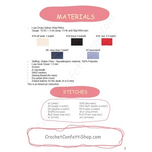 K&ouml;nnte beinhalten: H&auml;kelanleitungen f&uuml;r ein Projekt mit Drops Safran Garn in Wei&szlig;, Schwarz, Marineblau, Lavendel und Rot. Das Muster enth&auml;lt eine Liste der Materialien und Maschen, darunter Kettmasche, feste Masche, halbe feste Masche, Zunahme, R&uuml;ckenschlaufe nur, Abnahme, halbe feste Masche, doppelte feste Masche, Kettmasche und Vorderschlaufe nur.