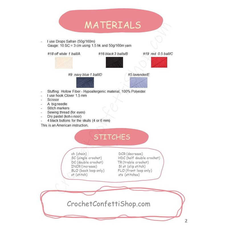 K&ouml;nnte beinhalten: H&auml;kelanleitungen f&uuml;r ein Projekt mit Drops Safran Garn in Wei&szlig;, Schwarz, Marineblau, Lavendel und Rot. Das Muster enth&auml;lt eine Liste der Materialien und Maschen, darunter Kettmasche, feste Masche, halbe feste Masche, Zunahme, R&uuml;ckenschlaufe nur, Abnahme, halbe feste Masche, doppelte feste Masche, Kettmasche und Vorderschlaufe nur.