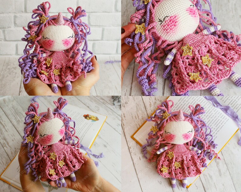 Puede incluir: Una mu&ntilde;eca de unicornio de crochet hecha con hilo rosa y morado, que lleva un vestido rosa con estrellas doradas. La mu&ntilde;eca tiene una cara blanca con mejillas rosadas y los ojos cerrados.