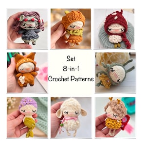 Könnte beinhalten: Eine Sammlung von acht kleinen gehäkelten Puppen, darunter eine Meerjungfrau, ein Schaf und Figuren mit Kapuzen. Der zentrale Text lautet Set 8-in-1 Crochet Patterns. Jede Puppe ist aus Garn in verschiedenen Farben handgefertigt.