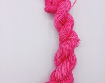 1 hand-dyed mini skein of sock yarn, 4 ply, mottled pink, semi-solid, plain, from the CreativEcke