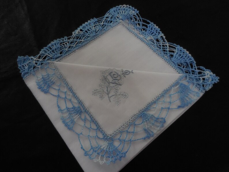 Mouchoir en tissu avec mouchoir vintage en dentelle au crochet bleu clair image 2