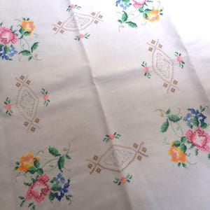 Weiße Mitteldecke Baumwolle Rosenmuster im Kreuzstichmuster 80 cm x 80 cm neuwertig
