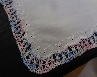 Mouchoir en tissu avec dentelle au crochet vintage bleu clair mouchoir en dentelle rose années 50 bord festonné