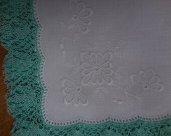 très joli mouchoir en tissu avec noeud en dentelle au crochet vert bord vintage années 50