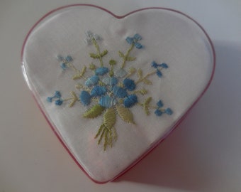 Un mouchoir en tissu broderie florale vintage des années 70 fait à la main dans un emballage cadeau blanc original