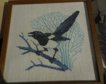 Wandbild Elster Handarbeit feinster Kreuzstich Baumwolle gerahmt Holzrahmen 25,5 cm x 25,5 cm Vintageartikel Vogel