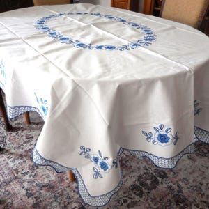 Nappe artisanale, 146 cm x 200 cm, à motifs floraux brodés, bleu et blanc, style vintage