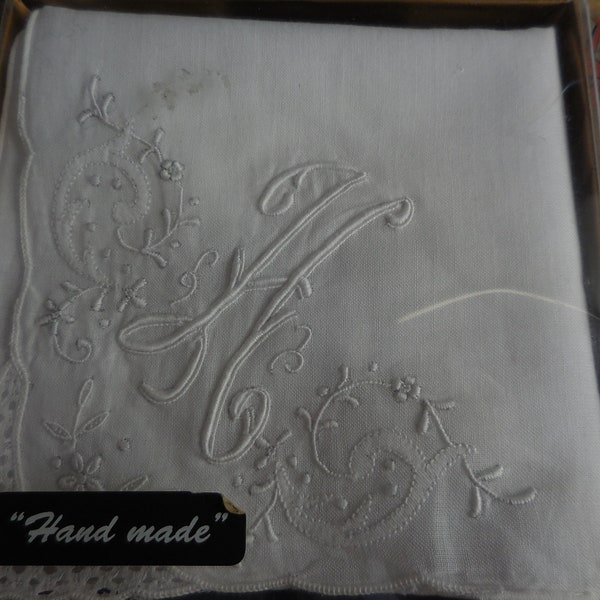 Ein Stofftaschentuch vintage 50er Jahre Blumenstickerei Handarbeit in Originalgeschenkverpackung weiß