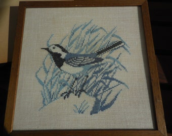 Wandbild Bachstelze Handarbeit feinster Kreuzstich Baumwolle gerahmt Holzrahmen 25,5 cm x 25,5 cm Vintageartikel Vogel