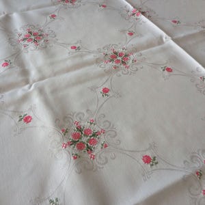Handgjord bordsduk, 112 cm x 185 cm, 1950-talsstil, broderad korsstygnsdamast med rosmönster, vintage