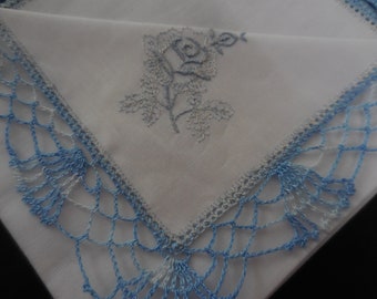 Mouchoir en tissu avec mouchoir vintage en dentelle au crochet bleu clair