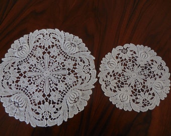 2 witte ronde kleedjes Plauen spatelpunt vintage 20 cm en 14 cm