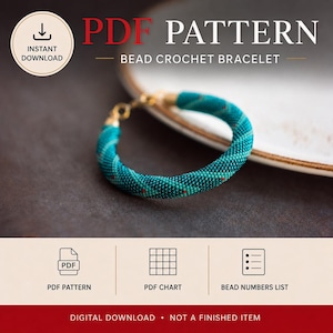 Op de afbeelding: Een PDF-patroon voor een kralengehaakte armband met een geometrisch ontwerp in groenblauw en donkergroen met kleine rode accenten. De digitale download bevat een PDF-patroon, een grafiek en een kralenlijst. Tekst PDF PATTERN BEAD CROCHET BRACELET.