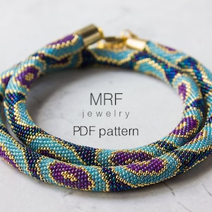 Könnte beinhalten: Eine Perlenkette mit einem geometrischen Muster in Blautönen, Lila und Gold. Die Kette ist aus kleinen Perlen gefertigt und hat einen goldenen Verschluss. Der Text "MRF jewelry PDF pattern" ist auf weißem Hintergrund gedruckt.