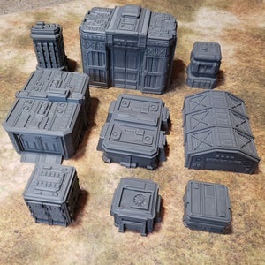 以下が含まれることがあります： グレーの3Dプリントされた未来的な建物のモデル9個セット。モデルは様々なサイズと形、複雑なディテールとテクスチャで構成されています。