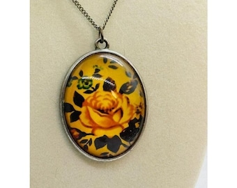 Charming vintage-style yellow rose pendant necklace, resin cabochon, antique silver setting, classic chain, timeless floral accessory