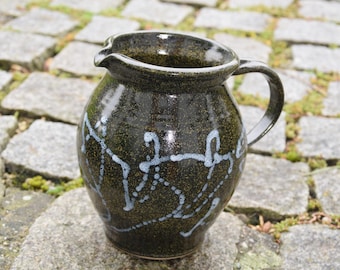 Krug dunkelgrün mit blauen Spritzern, getöpfert, 1,0 Liter