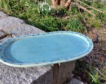 Ovale Keramikschale, Handarbeit, mint mit blauen Tupfen