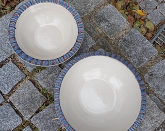 Schalen beige, mit Rand blau/anthrazit und roten Punkten, in zwei Größen